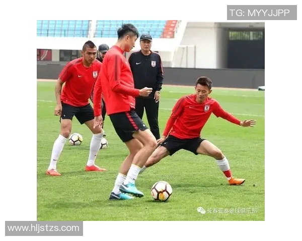 男篮蓝队迎战英属哥伦比亚大学全力争胜展现实力与团队精神