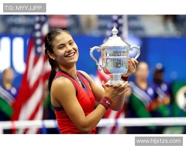 前美网冠军拉杜卡努回沈阳省亲 被大妈辅导打网球 前美网冠军拉杜卡努回沈阳省亲 被大妈辅导打网球