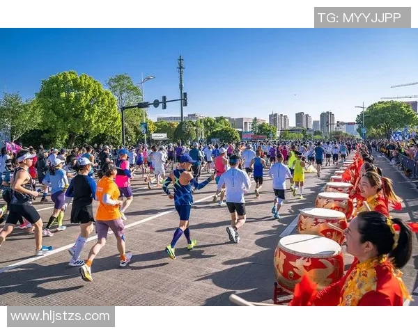 童趣变装点着运动热心！“趣享运动，强国有我”亲子马拉松满意收官